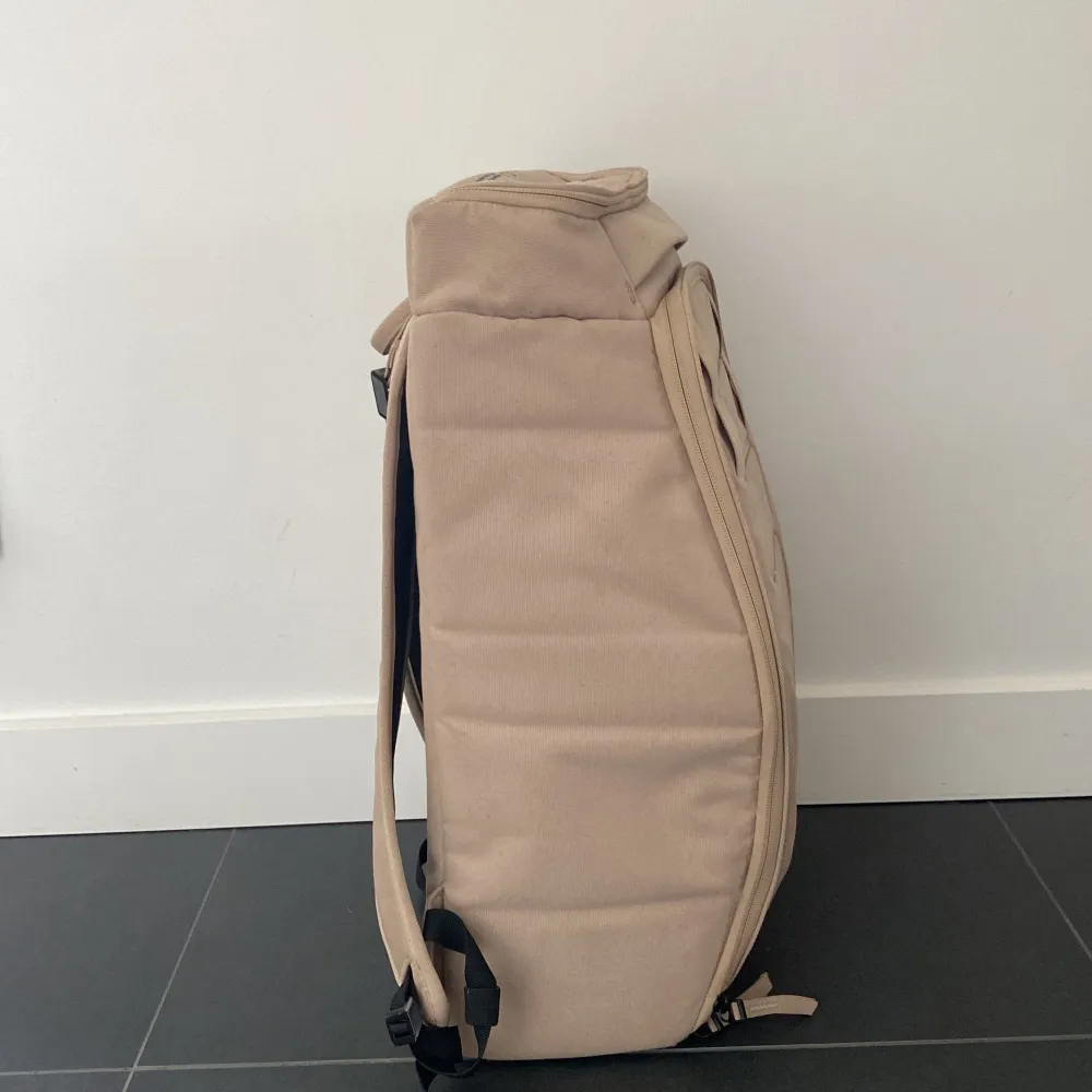 Douchebag 25L Beige Hugger är en väska som är bra för vandring och äventyr. Har andvändt den i 1 månad  . Väskor.