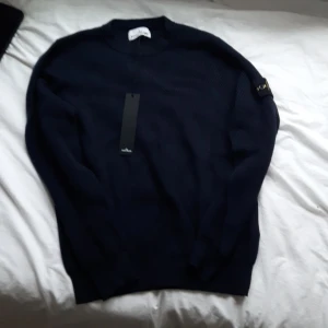 Stone island sweatshirt  - Kommer inte med qr kod. Anledningen är att det kloades i min rygg så jag klippte bort den. Kvslite 10/10 .
