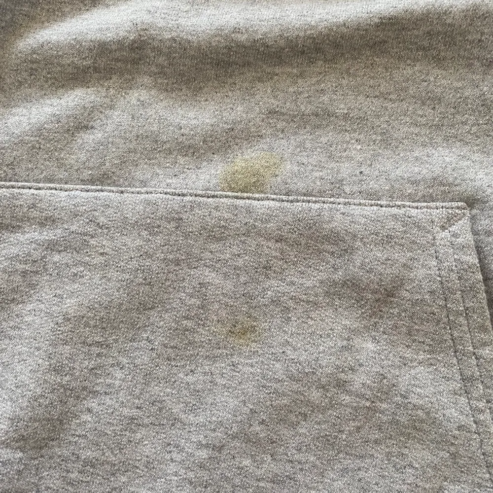 Trasher hoodie, inte alls nopprig eller krackelerat tryck! Obs två svagt gula fläckar på magen (se bild 3), går ev bort i tvätt💕. Hoodies.