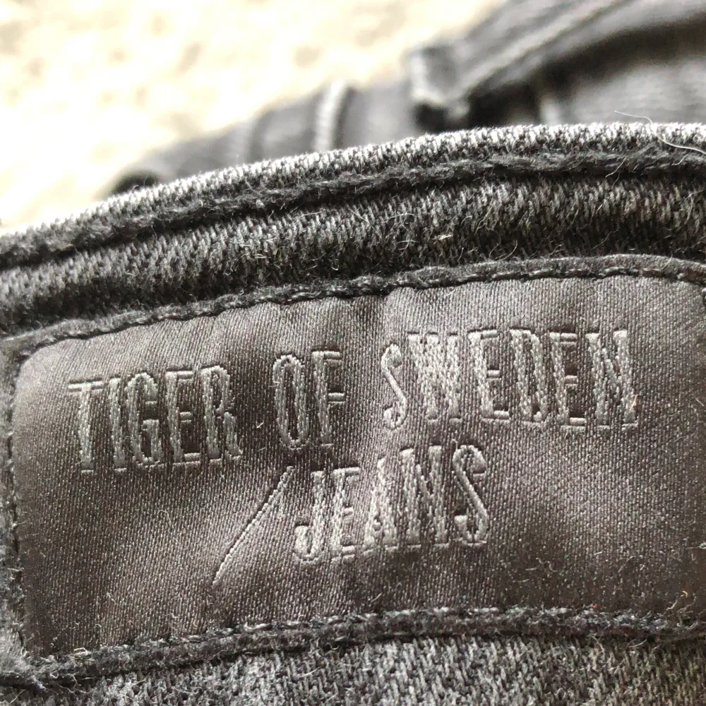 Tja, säljer mina Tiger Of Sweden jeans. Storleken är 28/32 och modellen är slim. Skicket är 9 av 10. Ingen syn på slitthet. Og pris är 1350. Kontakta vid minsta lilla fråga. Pris kan diskuteras.💫. Jeans & Byxor.