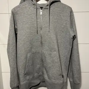 Säljer min gråa zip hoodie. 9/10 skick och storlek M