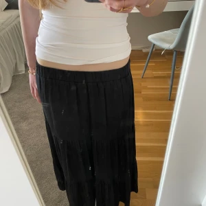 Lågmidjad långkjol  - Svart långkjol från Gina, i storlek m men passar mig som brukar ha xs om man har den lågmidjad