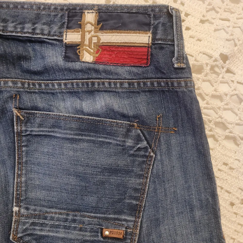 Slim fit jeans från FQ1924 i storlek W32. Jeans & Byxor.