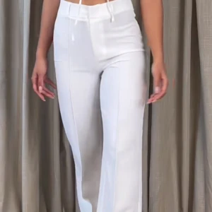 Kostymbyxor  - Ett par högmidnade vita kostymbyxor från Nelly💘