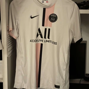 Psg tröja  - Psg tröja Neymar jr 10 på ryggen, skick 9/10, xs 170-175. Fler frågor skriv privat! 
