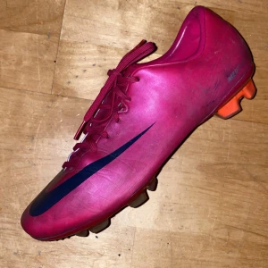 Gamla skor. - Använda men fortfarande i bra skick gamla CR7 skor svåra att hitta idag säljs inte mera.