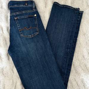 7 for all mankind jeans i blå tvätt, modellen heter the straight with side slit (slits på insidan) fint skick. Färg Soho dark. Innebenslängd: 80 cm. 