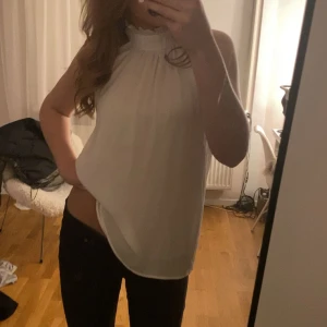Vit blus  - Jättefin vit blus från h&m, köpt för 249kr. Använd fåtal gånger.
