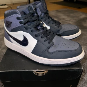 JORDAN 1 "OBSIDIAN SANDED PURPLE" MID - Jordan 1 Skick 8/10 Pris kan diskuteras vid snabbaffär. 