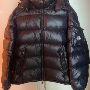 Moncler Maya Navy Blue - Jag säljer den här jacken på grund av jag inte vill ha den kvar. Jag köpte de när jag var i Frankrike. Har använt det den några gånger. 10/10 skick,  Storlek: 5 passar båda M L Färg: Navy blue. Moncler påse, Pris kan diskuteras! Äkta har bevis!!!