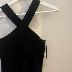 Mango topp - Ribbad topp med krossad hals i ett så mjukt material från Mango. Helt oanvänt med prislapp kvar 🖤