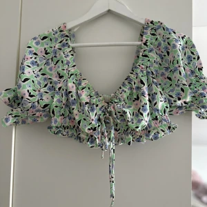 Crop topp - Super söt sommar topp med lite puffig ärm. Använt ca 2 gånger. Matchande kjol finns att köpa. 