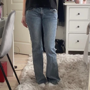 Lågmidjade jeans  - Säljer mina jättesnygga jeans från brandy melville som jag inte längre använder. De har lite slitningar längst ner på byxorna pga de är lite för långa för mig som är 1,65.