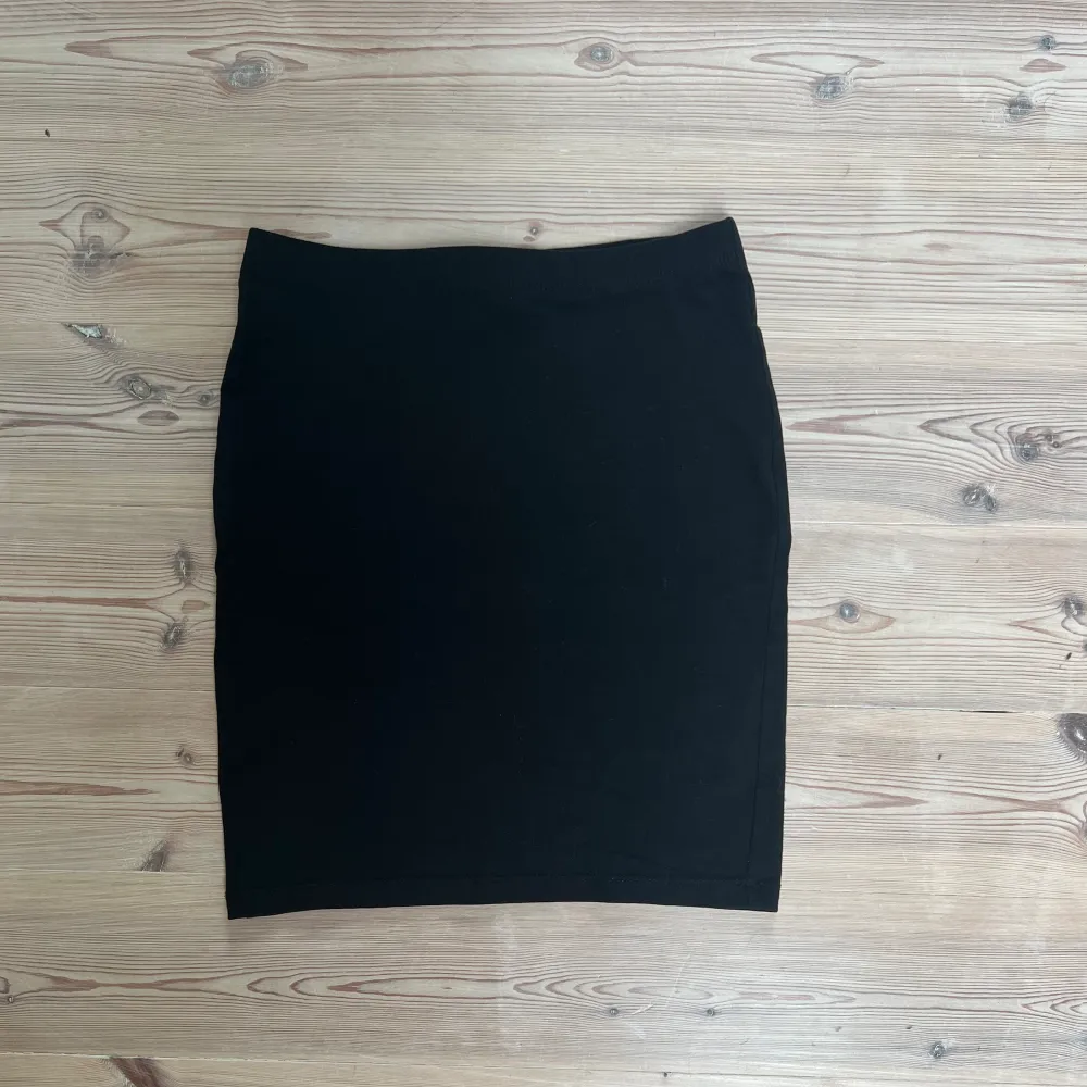 Jättefin svart minikjol som säljs pga utrensning! Simpel men snygg, stretchigt och bekvämt material!🌸 skriv vid funderingar, använd gärna köp nu💞. Kjolar.