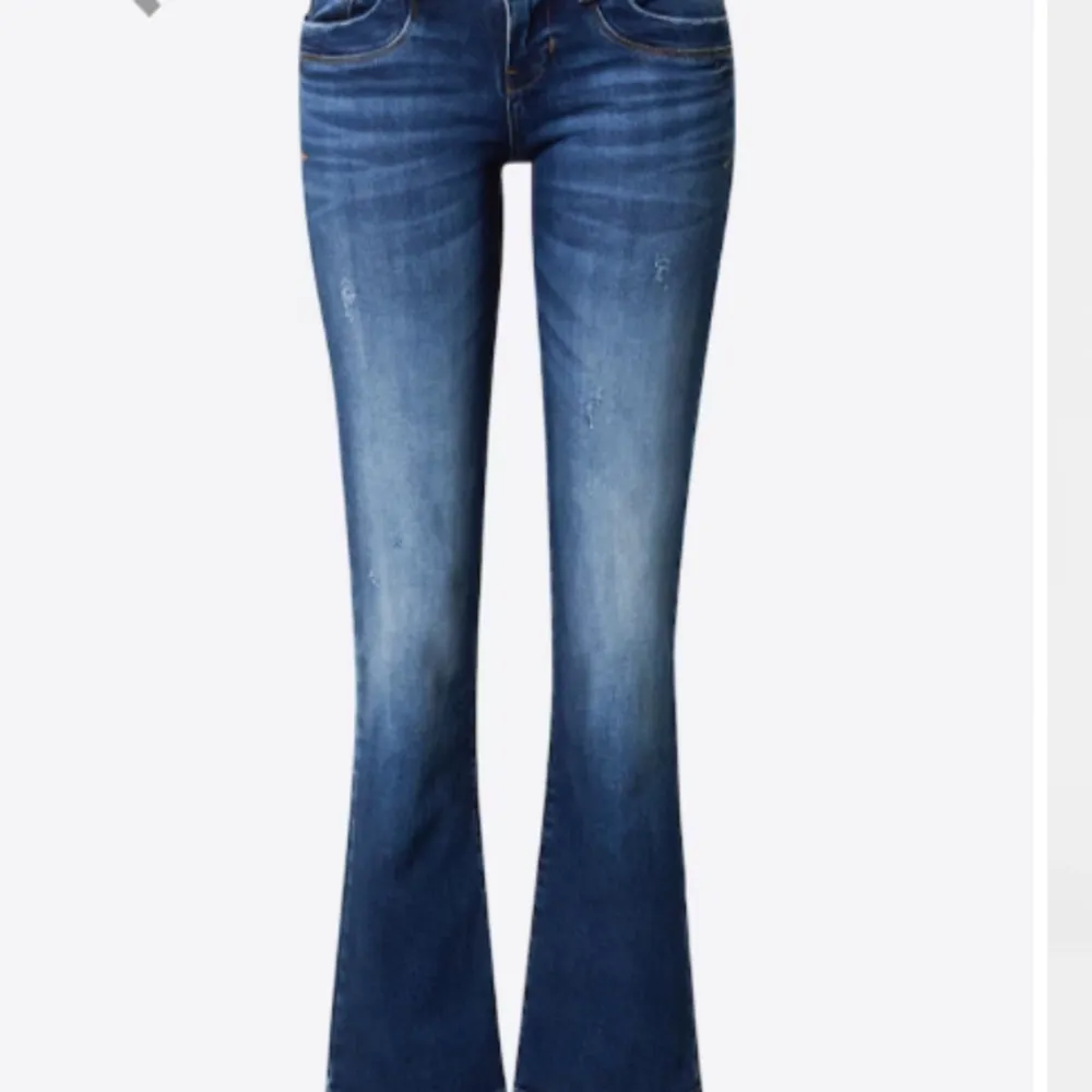 Snygga och nästan helt oanvända ltb jeans i modellen valerie! Super fint skick! Säljer då de är för långa och för små i midjan för mig💖Köpta på about you för 799kr❤️❤️. Jeans & Byxor.
