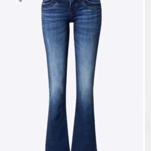 Snygga och nästan helt oanvända ltb jeans i modellen valerie! Super fint skick! Säljer då de är för långa och för små i midjan för mig💖Köpta på about you för 799kr❤️❤️