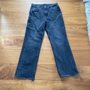 Feta wide fit jeans med liten flare - Jeans wide fit som passar mig som är 2 meter lång, skick 7,5/10 för ganska mycket heeldrag men annars toppskick