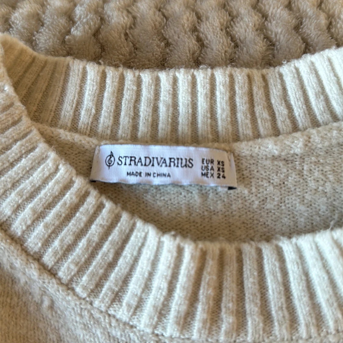 Beige/vit stickad tröja - 90