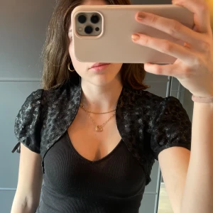 Leopard Bolero - Såå snygg leopardmönstrad bolero! Helt perfekt skick. Står ingen storlek men skulle säga S/M🩷