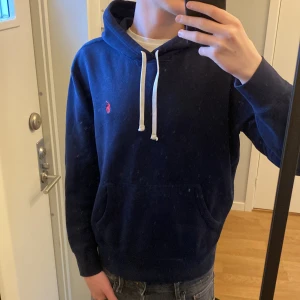 Ralph lauren hoodie - Ralph Lauren hoodie. Säljer pga den är för liten, det är storlek M. Sitter precis i midjan på mig och är 190 lång. Skriv till mig vid minsta lilla fundering 💭 