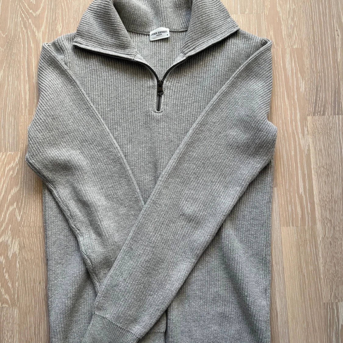 John Henric - Ljusgrå zip tröja