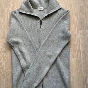 John Henric - Ljusgrå zip tröja  - Nyskick använd ett fåtal gånger pga fel storlek. Bomull 95% Cashmere 5%