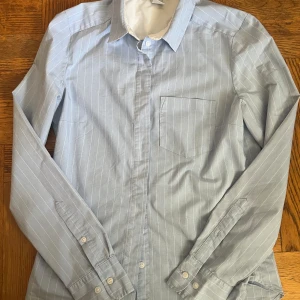 Skjorta från H&M  - Jättefin och modern skjorta köpt från H&M knappt använt jättefin skick 🥰