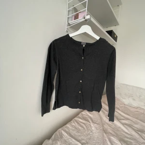 Jättefin kofta - En jättefin kofta från Zara som jag endast andvänd en gång, jättebra skick💕den är typ svart/mörkgrå