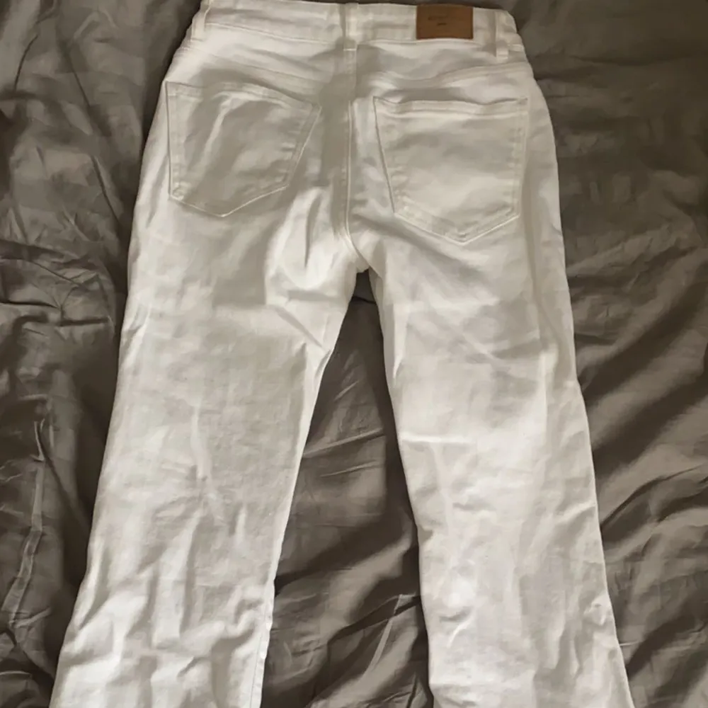 Säljer dessa vita bootcut jeans i gott skick! De är endast använda vid ett tillfälle🤍sitter jättebra på mig som är ca 170. Jeans & Byxor.