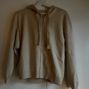 Stickad kofta - Stickad kofta i creme vit