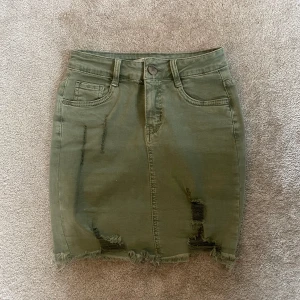 Jeanskjol - Grön jeanskjol i storlek S💘