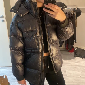 Vinter jacka - Super skön vinterjacka. Har tyvärr fått sig en lite reva annars i fint skick. Går säkert att laga