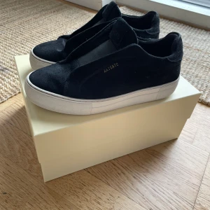 Axel arigato laceless 360 - Storlek 38, skick 7,5/10 okej skick men inga hål eller något (lite skrapat på sulan). Mitt pris 999kr ny pris ca 2500kr. Hör av dig vid frågor.