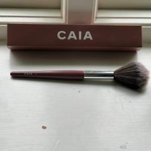 Borste från Caia F05💕 en jätte bra blush borste💕 använd en gång 💕 säljer pågrund av dubbletter💕 original förpackning kommer följa med 💕