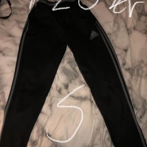 Adidas byxor - Fins o hämta i Linköping även i Jönköping kan även posta betalning sker genom Swish eller kontant 🥰