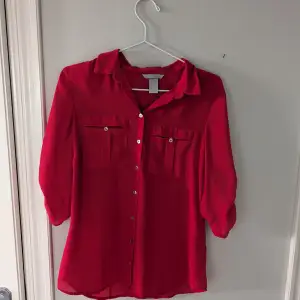 Röd skjorta med trekvartsärm, använd fåtal gånger. Normal I storleken 