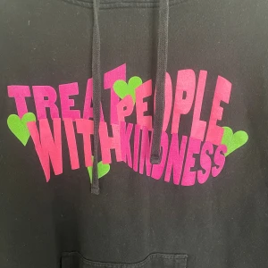 Harry styles merch - Harry Styles merch med det kända trycket ”Treat people with kindness”. Måttligt använd, trycket är lite slitet pga ålder då den var inköpt 2019. Står ingen storlek i tröjan men skulle gissa att men är stl L🥰Pris kan diskuteras 