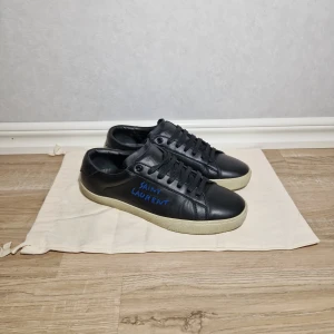 Saint Laurent Skor  - Tjena! Säljer ett par riktigt schyssta Saint Laurent skor. Skicket på skorna är 9.5/10. Har du några frågor eller funderingar så hör av dig // IC_RESELL 