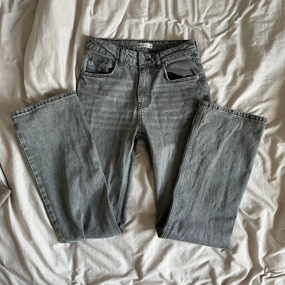 Gråa jeans från Gina Tricot som är super snygga! Säljer då de tyvärr blivit för små för mig. Skriv vid frågor eller intresse!💕 . Jeans & Byxor.