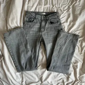 Gråa jeans från Gina Tricot som är super snygga! Säljer då de tyvärr blivit för små för mig. Skriv vid frågor eller intresse!💕 