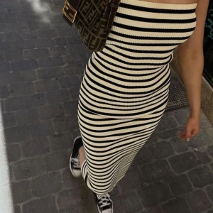 Klänning - Säljer en Maxi klänning från bershka då den inte kommer till användning. Har bara haft på mig den 2 gånger och den är i superfint skick. Kontakta om flera bilder önskas. 💕💕