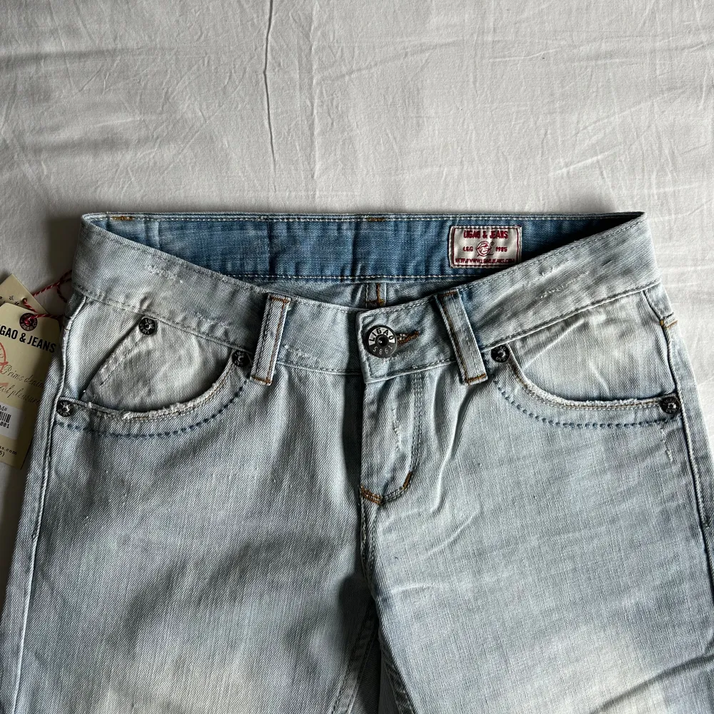 Säljer dessa snygga ljusblåa lågmidjade jeansen!💕. Jeans & Byxor.