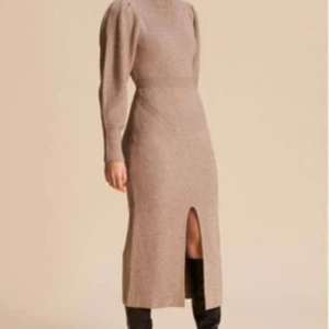 Klänning från Adoore  - Stickad grå klänning från Adoore i strl 38  Använd 1 gång så i superfint skick 