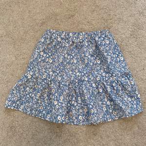 Jätte gullig kjol till sommaren!💙 Köp via ”köp nu”!
