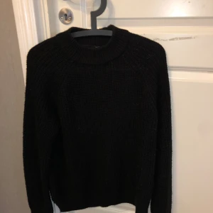 Svart stickad tröja - Jätte fin svart stickad highneck tröja från Vero Moda. Använd fåtal gånger så väldigt fint skick💗