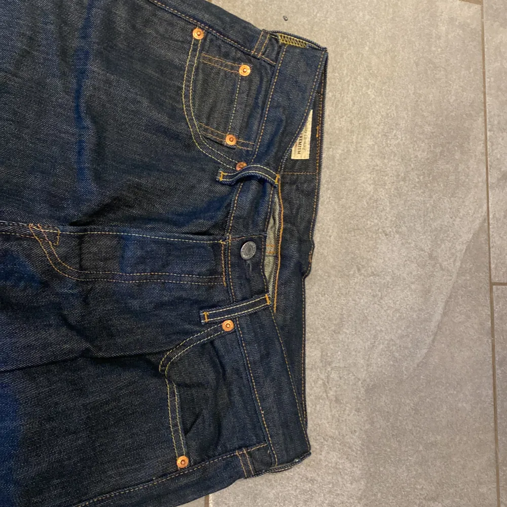 Knappt använda Levis jeans i snygg mörkblå färg! Ngt uppsydda i benen så kortare än 32. Jeans & Byxor.