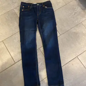 Snygga Levis jeans i mörkblått och skönt material, knappt använda!  Stl 16 a som 29/30