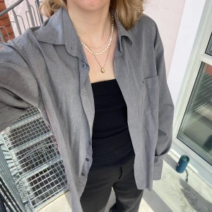 Grå Skjorta Oversized  - Hör av dig om du har några frågor! Säljer ut hela garderoben så kolla gärna igenom min profil så kan jag samfrakta, evt ge rabatt!