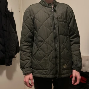 Grön RW jacka large - Hitta denna jacka i min källare och tänkte kan sälja den för 200kr