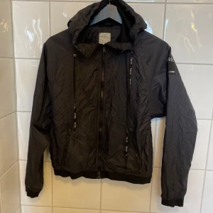 Vindjacka  - Använd 1 gång bara så väldigt fint skick. 